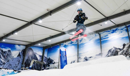 Freestyle skier doing a jump at Snowplanet