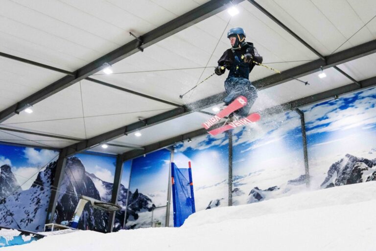 Freestyle skier doing a jump at Snowplanet