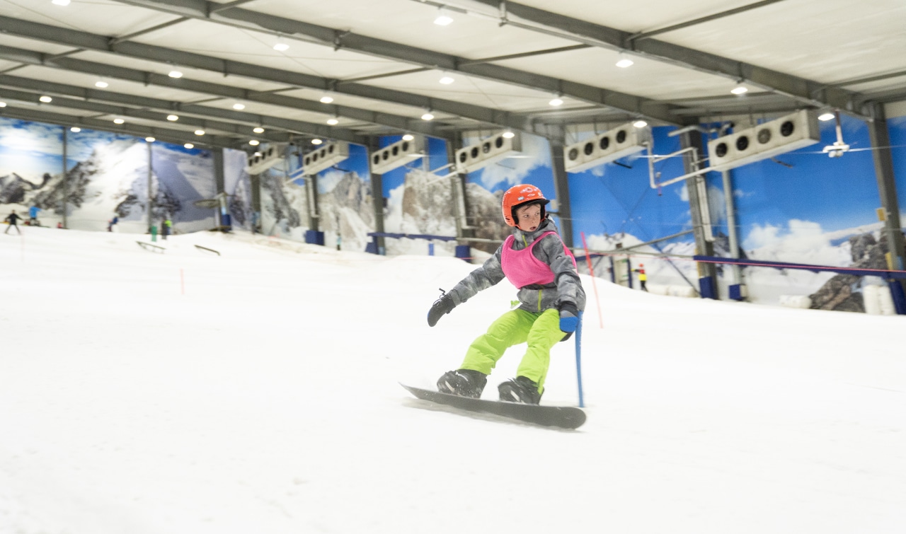 Kids snowboard racing at Snowplanet