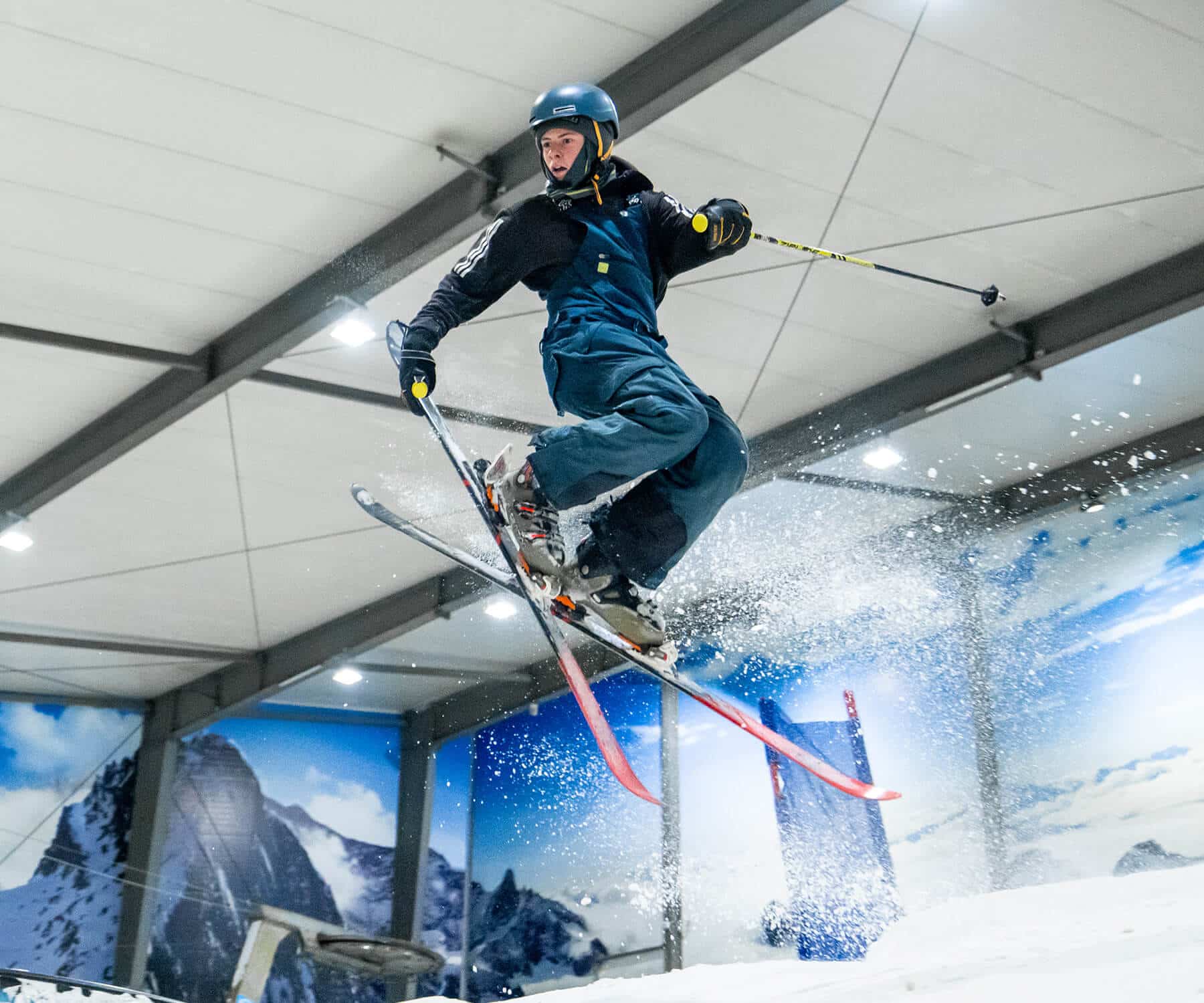 Freestyle skier doing a jump at Snowplanet