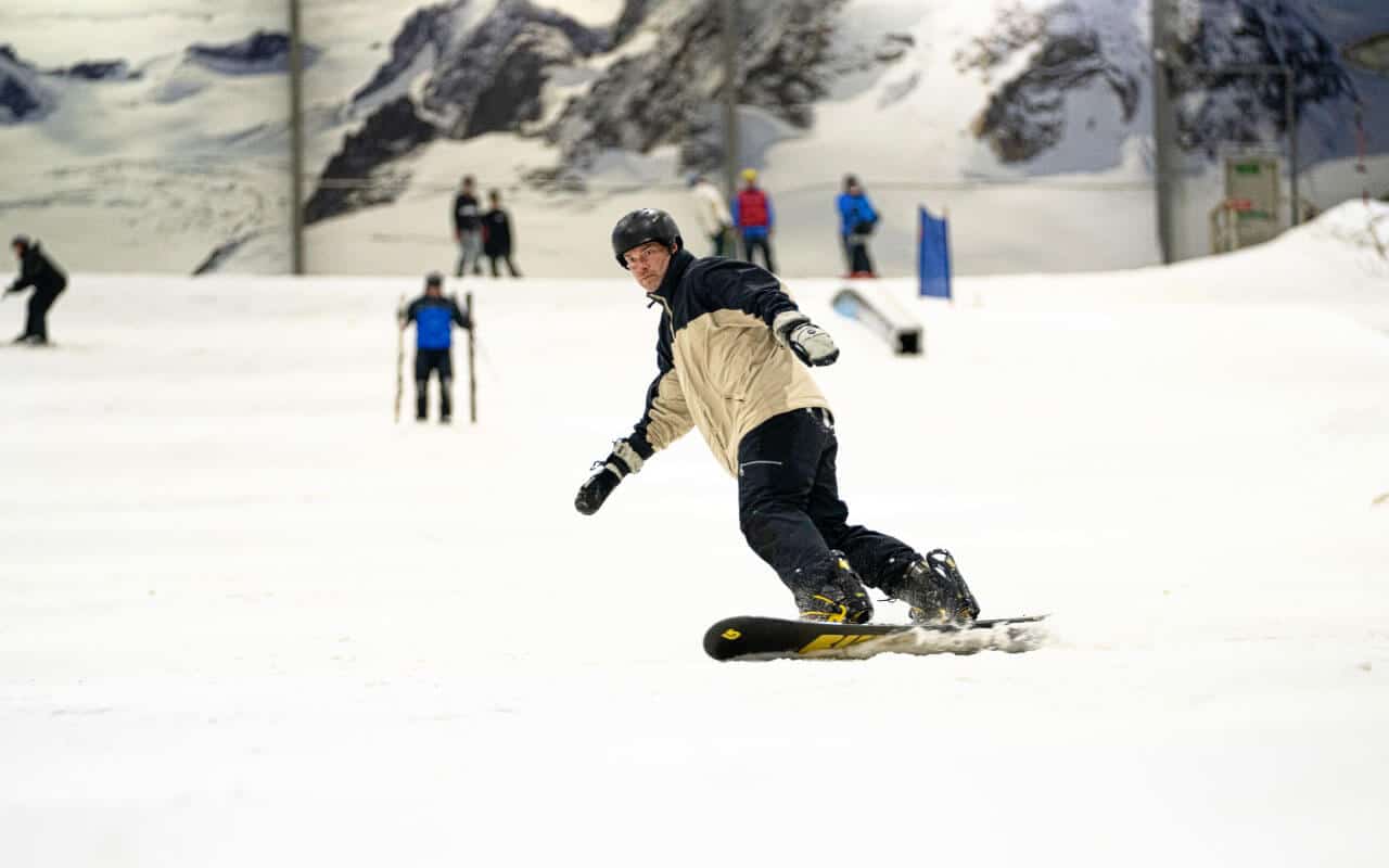 Man snowboarding at Snowplanet